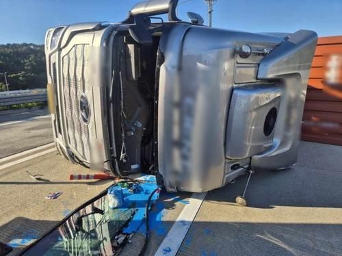 동해고속도로서 전도된 컨테이너 트레일러 사진부산경찰청