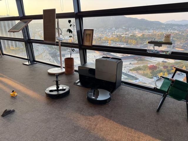 로보락X이치실험실 퍼포먼스 무대 전경 사진로보락