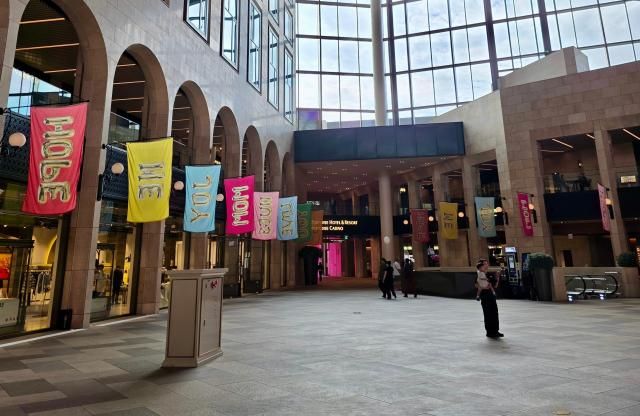 파라다이스시티는 전시 오픈에 앞서 조엘 메슬러 작가의 지식재산권IP을 활용해 리조트 전역의 환경 연출을 진행했다 사진파라다이스시티