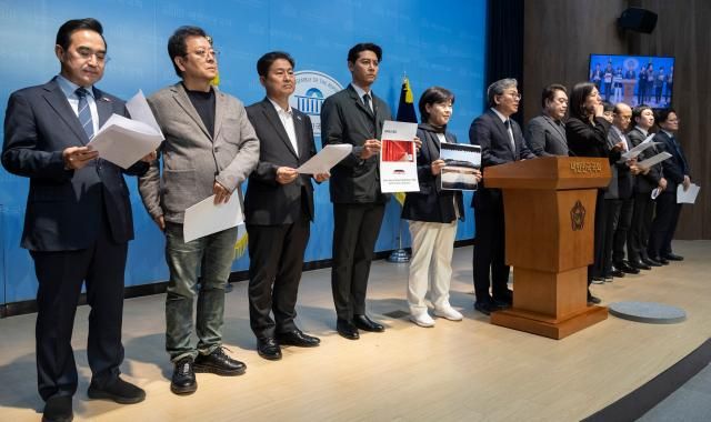 더불어민주당 문화예술특별위원회 공동위원장인 손명수 의원과 위원들이 11일 국회에서 종묘 앞 고층 건물 개발 반대 기자회견을 하고 있다 