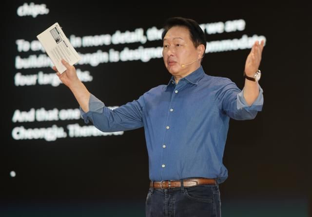 최태원 SK그룹 회장이 지난 11월 3일 서울 강남구 코엑스 오디토리움에서 열린 SK AI 서밋 2025 키노트 세션에서 AI Now Next를 주제로 기조연설을 하고 있다 사진연합뉴스