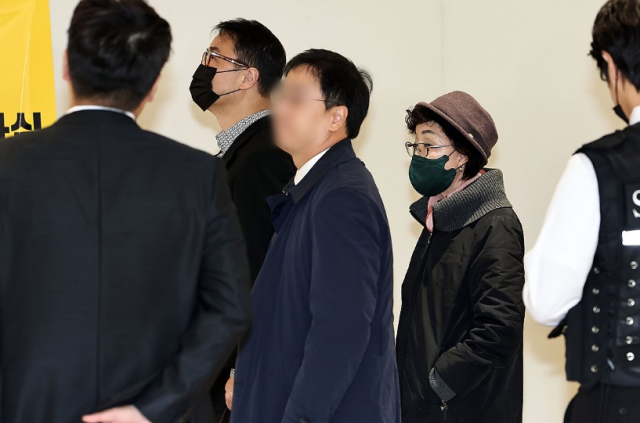 양평 공흥지구 개발 특혜 의혹과 관련해 김건희 여사의 모친 최은순씨와 오빠 김진우씨가 11일 서울 광화문 KT빌딩에 마련된 김건희 특검 사무실에 피의자 신분으로 재출석하고 있다 사진연합뉴스