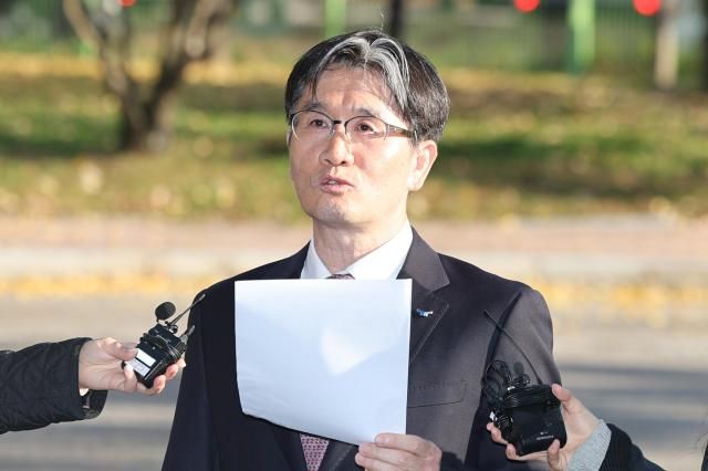 오동운 고위공직자범죄수사처장이 11일 정부과천청사 공수처로 출근하며 취재진 질문에 답하고 있다 사진연합뉴스 