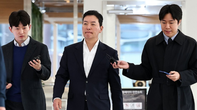 김성훈 전 경호처 차장가운데이 11일 서울 광화문 KT빌딩에 마련된 김건희 특검 사무실에 출석하고 있다 사진연합뉴스