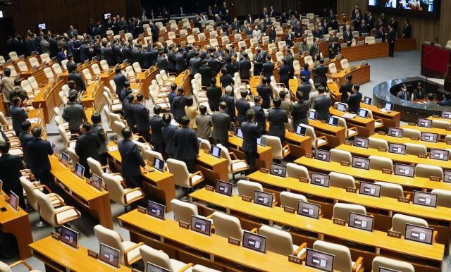 이재명 대통령이 4일 서울 여의도 국회에서 내년도 정부 예산안에 대한 시정연설을 하기 위해 본회의장으로 들어서며 의원들과 악수하고 있다 이날 국민의힘 의원들은 추경호 전 원내대표에 대한 구속영장 청구를 규탄하며 불참한 채 본회의장 밖에서 침묵시위를 벌였다 사진연합뉴스