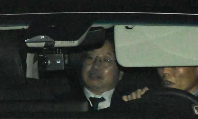 사의를 표명한 노만석 검찰총장 직무대행이 12일 서울 서초구 대검찰청에서 퇴근하고 있다 사진연합뉴스