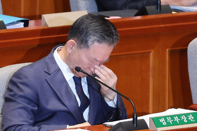 정성호 법무부 장관이 12일 오전 국회에서 열린 예산결산특별위원회 전체회의에 출석해 눈가를 만지고 있다 사진연합뉴스