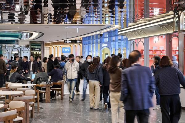 스타필드 애비뉴 그랑서울이 지난달 28일 서울 종로구에 문을 열었다 사진은 오픈 첫날 점심 시간 풍경 사진신세계프라퍼티