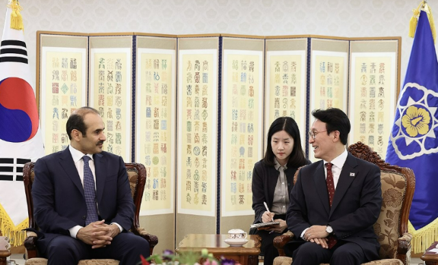 김민석 국무총리가 12일 서울 종로구 정부서울청사에서 사드 빈 셰리다 알-카비 카타르 에너지 담당 국무장관을 접견하고 있다 사진연합뉴스