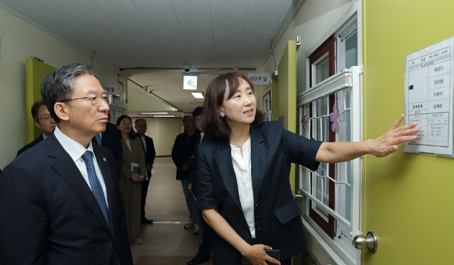 정성호 법무부 장관이 지난 9월 26일 경기 안양시 안양소년원을 찾아 교육 현장을 점검하고 있다 사진연합뉴스