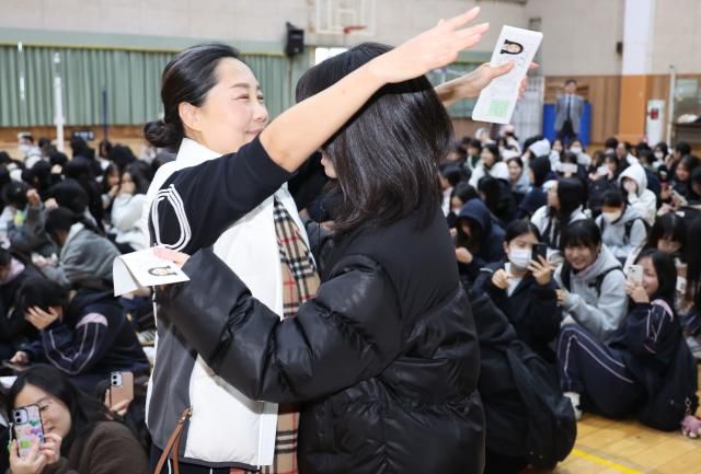 2026학년도 대학수학능력시험을 하루 앞둔 12일 오전 부산 사상구 주례여고 대강당에서 담임교사가 수험생들에게 수험표를 나눠주며 응원하고 있다 사진연합뉴스 