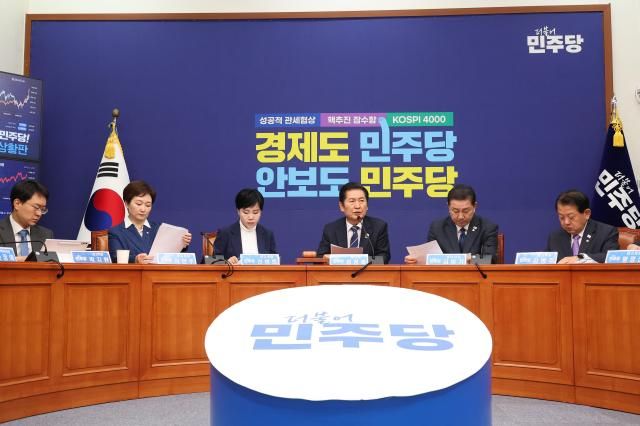 더불어민주당 정청래 대표가 12일 국회에서 열린 최고위원회의에서 발언하고 있다사진연합뉴스