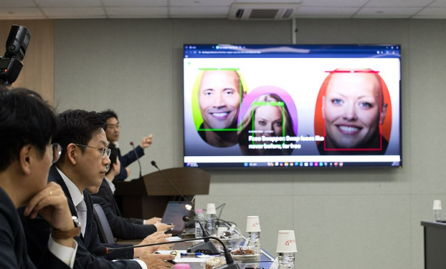 배경훈 부총리 겸 과학기술정보통신부 장관이 지난달 23일 경기 성남시 분당구 인공지능안전연구소에서 딥페이크 탐지 AI에이전트 안전성 평가 시연 설명을 듣고 있다 사진연합뉴스