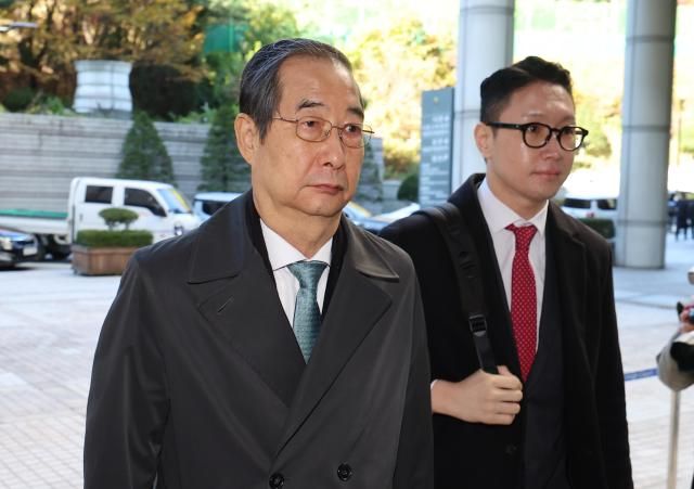 내란 우두머리 방조 혐의를 받는 한덕수 전 국무총리가 10일 서울 서초구 서울중앙지방법원에서 열린 내란 우두머리 방조 및 위증 등 혐의 사건 1심 속행 공판에 출석하고 있다 사진연합뉴스