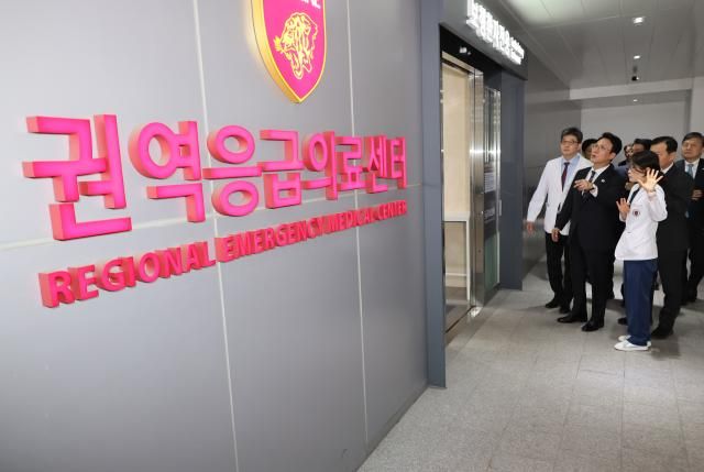 김민석 국무총리가 12일 권역응급의료센터 현장점검 차 서울 성북구 고려대학교 안암병원을 방문 관련 시설을 둘러보고 있다 사진연합뉴스