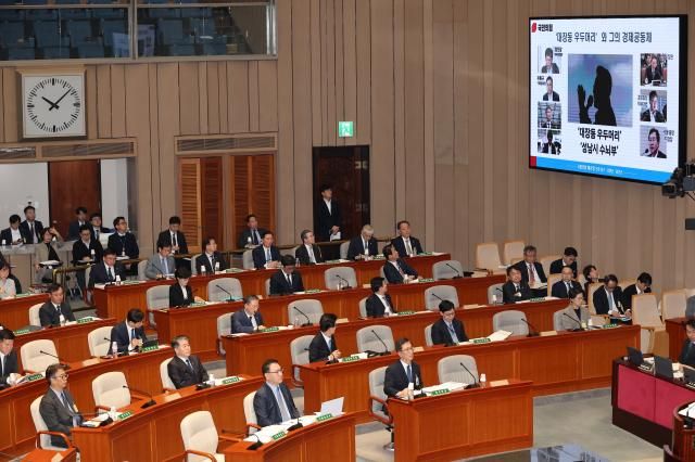 정성호 법무부 장관이 12일 국회에서 열린 예산결산특별위원회 전체회의에 출석해 대장동 사건 항소 포기 관련 국민의힘 배준영 의원의 질의를 받고 있다 