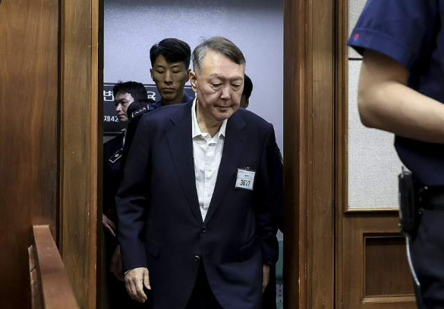 윤석열 전 대통령이 지난 9월 26일 서울 서초구 서울중앙지법에서 열린 특수공무집행방해 직권남용 권리행사방해 등 혐의 사건 1차 공판에 출석하는 모습 사진연합뉴스