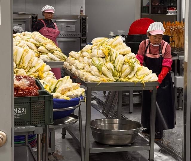2025 토요타·렉서스 사랑의 김장나눔에 참가한 봉사자들이 행사 전 김장 준비를 하고 있는 모습 사진이성진 기자