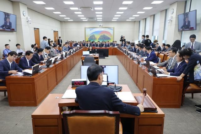 국회에서 열린 정무위원회 회의에서 윤한홍 위원장이 의사봉을 두드리고 있다 사진연합뉴스