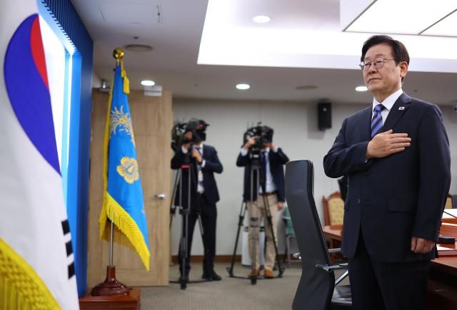 이재명 대통령이 13일 용산 대통령실에서 열린 수석보좌관회의에서 국기에 경례하고 있다사진연합뉴스