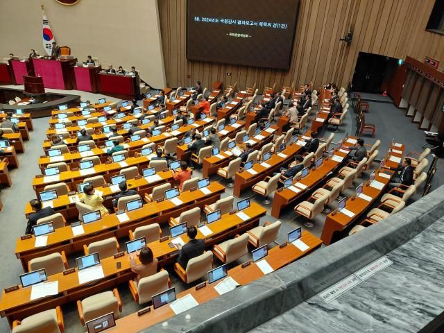 13일 오후 3시 55분께 국회 본회의에서 국민의힘 의원들은 김윤덕 국토교통부 장관의 불참을 문제 삼아 일제히 퇴장했다 약 35분 만인 4시 32분에 국민의힘 의원들은 본회의장에 착석하기 시작했다 사진하주언 수습기자