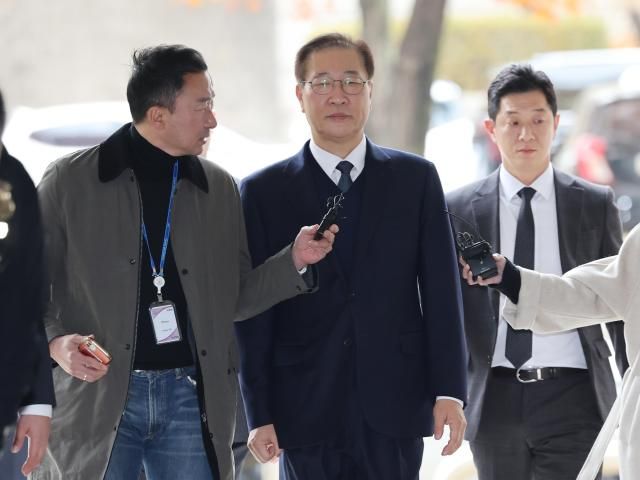 내란 중요임무 종사 및 직권남용 권리행사 방해 혐의로 구속영장이 청구된 박성재 전 법무부 장관이 13일 서울 서초구 서울중앙지법에서 열린 구속 전 피의자 심문영장실질심사에 출석하기 위해 법정으로 향하고 있다 사진연합뉴스 