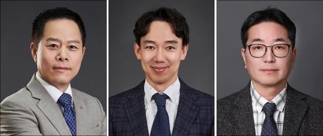 왼쪽부터 박상영 사장경영총괄 배기룡 전무이사의약연구개발본부장 정대석 상무이사인사기획부문장 사진광동제약