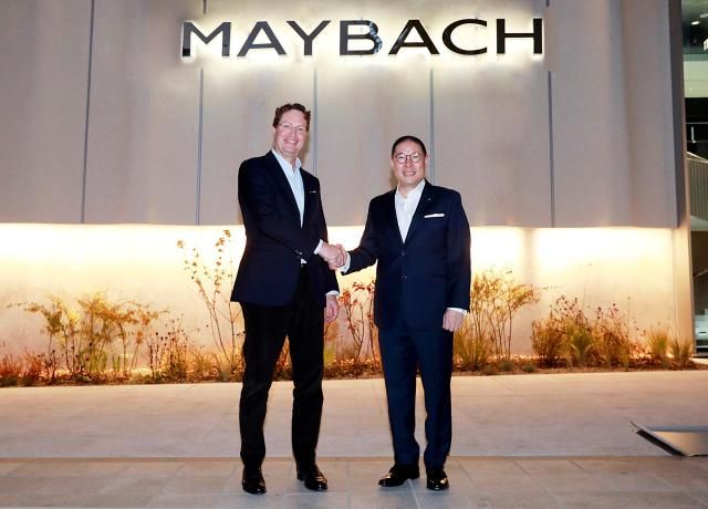 왼쪽부터 올라 칼레니우스 메르세데스-벤츠 그룹 AG CEO와 조현상 HS효성 부회장이 마이바흐 브랜드센터 서울에서 기념사진을 촬영하고 있다 사진벤츠