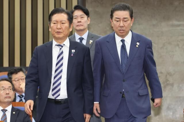 더불어민주당 정청래 대표와 김병기 원내대표가 지난 달 26일 서울 여의도 국회에서 본회의를 앞두고 열린 의원총회에 참석하고 있다사진연합뉴스