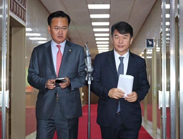 더불어민주당 문진석 원내수석부대표와 국민의힘 유상범 원내수석부대표가 13일 서울 여의도 국회에서 국회의장-여야 원내대표 회동을 마친 뒤 의장실을 나서고 있다사진연합뉴스