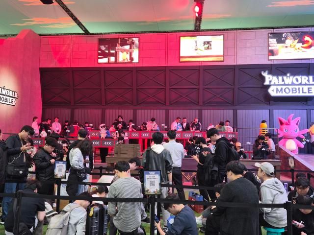 13일 부산 벡스코에서 개막한 지스타2025에서 관람객들이 크래프톤 팰월드 모바일 시연을 하고있다 사진백서현 기자