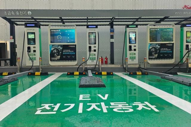 충전소 중앙에 고정된 전기차 화재진압설비살수 노즐 플레이트 사진GS칼텍스