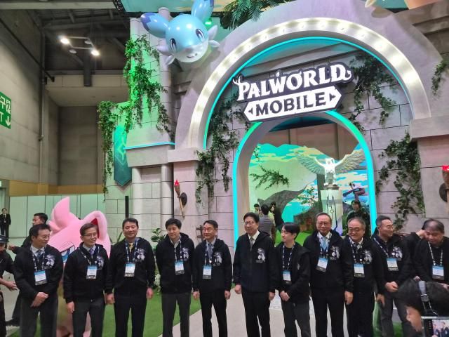 13일 부산 벡스코에서 열린 지스타2025 개막식 내빈들이 크래프톤 팰월드 모바일 포토존에서 포즈를 취하고 있다사진백서현 기자