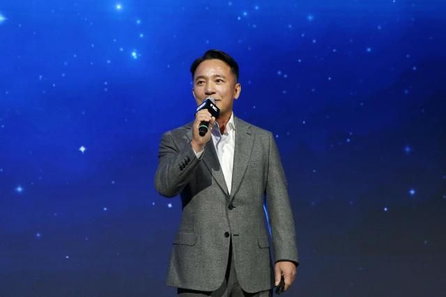 김택진 엔씨 최고창의력책임자CCO가 13일 부산 벡스코에서 열린 엔씨 오프닝 세션에서 기조발언을 하고있다사진엔씨소프트