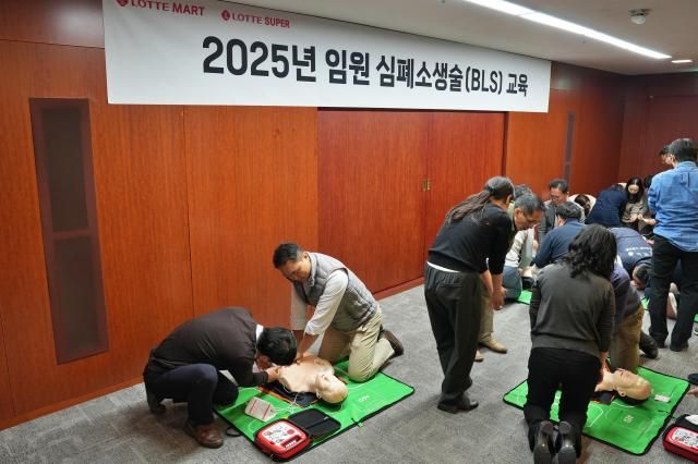 롯데마트·슈퍼 임직원들이 지난 12일 서울 송파구 롯데마트·슈퍼 본사에서 기본인명구조술 교육을 진행하고 있다 사진롯데마트