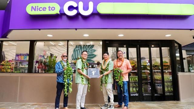 BGF리테일 홍정국 부회장가운데 왼쪽과 CU Hawaii Robert Kurisu로버트 쿠리수 가운데 오른쪽 대표가 CU 하와이 1호점 앞에서 열린 오픈식에서 기념 촬영을 하고 있다사진CU