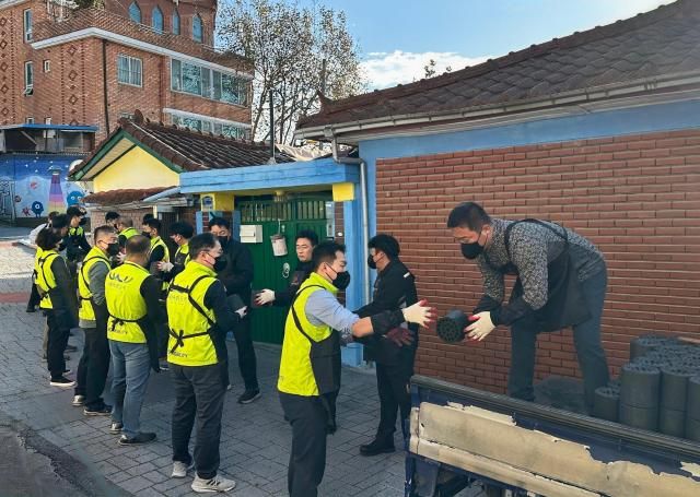 KGM은 지난 12일 평택시 관내 독거노인과 어려운 이웃 등 소외계층 지원과 더불어 함께 살아가는 사회적 가치 실현을 위해 ‘2025 평택연탄나눔은행’ 발대식에 참석해 후원금을 전달하고 연탄 나눔 봉사 활동을 했다 사진KGM