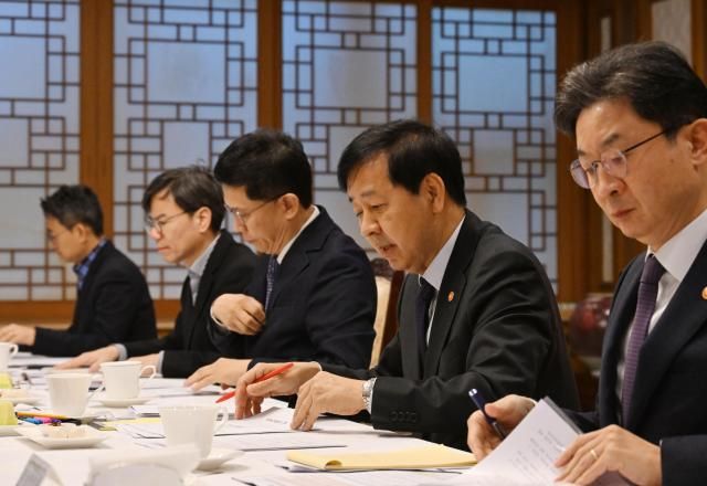 구윤철 부총리 겸 기획재정부 장관이오른쪽에서 두번째 11월 14일 서울 종로구 정부서울청사에서 열린 시장상황점검회의를 주재하고 있다사진기획재정부 