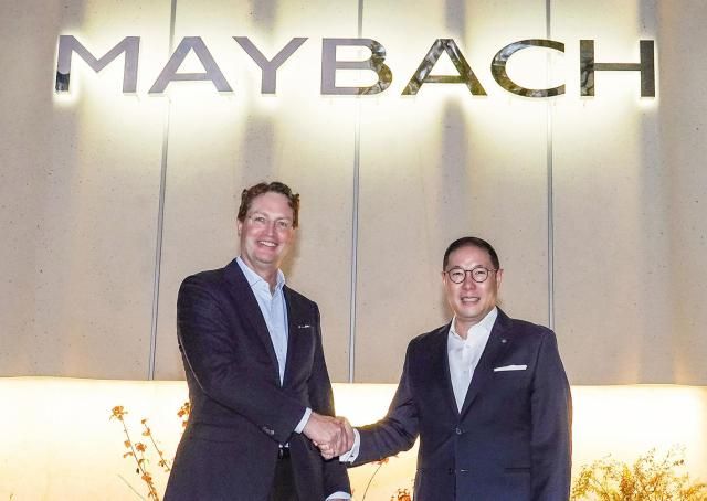 조현상 HS효성 부회장오른쪽과 올라 칼레니우스 메르세데스-벤츠 그룹 이사회 의장 겸 CEO왼쪽가 13일 서울 강남구 마이바흐 브랜드센터 서울에서 기념촬영을 하고 있다jpg