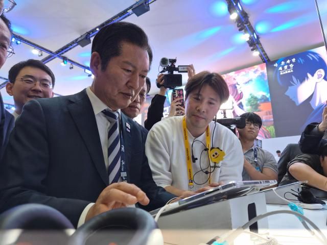 정청래 더불어민주당 대표가 14일 부산 벡스코에서 열린 지스타2025 현장에서 넷마블 부스를 방문해 시연하고 있다 사진백서현 기자 