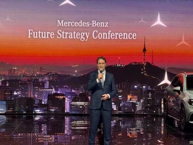 올라 칼레니우스 메르세데스-벤츠 회장이 14일 인천 파라다이스시티에서 미래 전략 간담회에서 발표하고 있다 사진이성진 기자