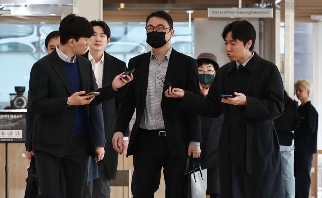 양평 공흥지구 개발 특혜 의혹과 관련해 김건희 여사의 모친 최은순 씨와 오빠 김진우 씨가 11일 서울 광화문 KT빌딩에 마련된 김건희특검 사무실에 피의자 신분으로 재출석하고 있다사진연합뉴스