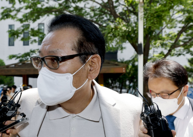 2018년 전국지방선거 공천헌금 의혹 혐의를 받는 전성배씨가 지난 6월 23일 서울 양천구 서울남부지방법원에서 열린 정치자금법 위반 혐의 사건 1심 속행 재판에 출석하기 위해 법정으로 향하고 있다 사진연합뉴스