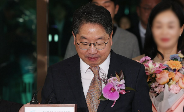 퇴임식을 마친 노만석 검찰총장 직무대행이 14일 서울 서초구 대검찰청을 나서고 있다 사진연합뉴스