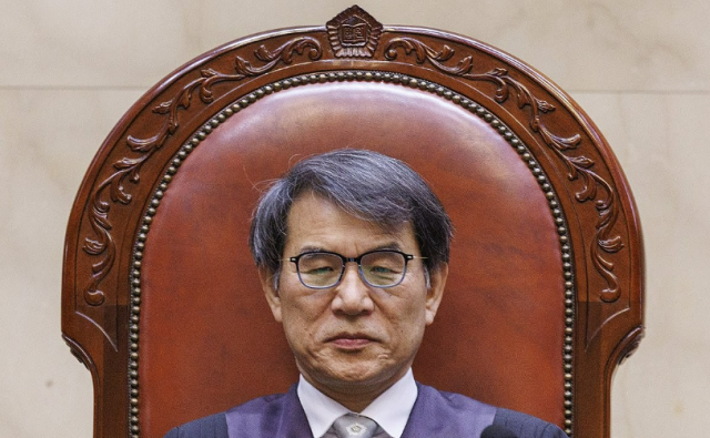 노태악 대법관이 지난 3월 20일 서울 서초구 대법원에서 열린 성폭력 범죄의 처벌에 관한 특례법 위법강간 등 치상 등에 대한 전원 합의체 선고에 입장해 대기하고 있다 사진연합뉴스