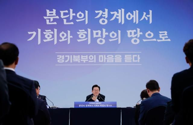 이재명 대통령이 14일 경기 파주시 라이브러리스테이 지지향에서 열린 경기 북부의 마음을 듣다 타운홀 미팅 간담회에서 참석자 발언을 듣고 있다사진연합뉴스