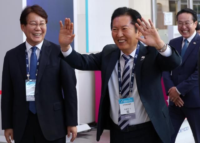 정청래 더불어민주당 대표가 14일 오후 부산 해운대구 벡스코에서 열리고 있는 국제게임전시회 지스타2025를 찾아 관람객들에게 인사하고 있다 사진연합뉴스