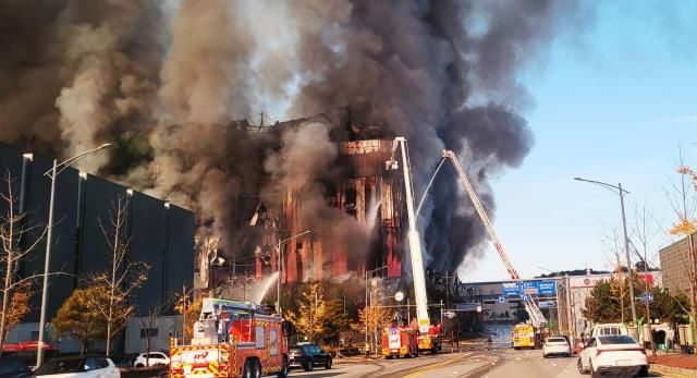 15일 오전 충남 천안시 동남구 풍세면 이랜드패션 물류센터에서 불이 나 검은 연기가 치솟고 있다 사진연합뉴스