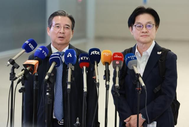 김용범 대통령실 정책실장이 지난달 22일 한미 관세 협상 추가 논의를 위해 인천국제공항 제2여객터미널에서 미국 워싱턴DC로 출국하기에 앞서 발언하고 있다 오른쪽은 김정관 산업부 장관 사진연합뉴스