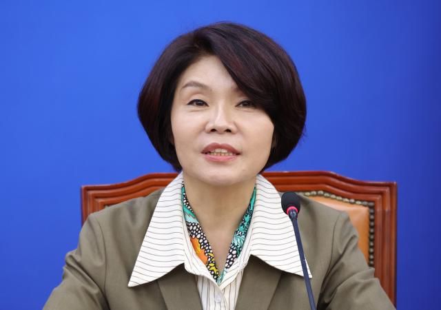 한정애 더불어민주당 정책위의장이 지난 6일 서울 여의도 국회에서 열린 정책조정회의에서 발언하고 있다 사진연합뉴스